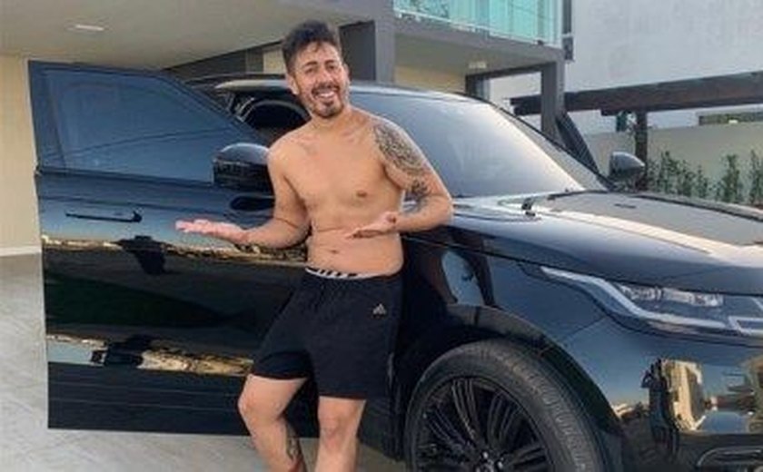 Humorista Carlinhos Maia ganha carro de R$600 mil do marido de Simone