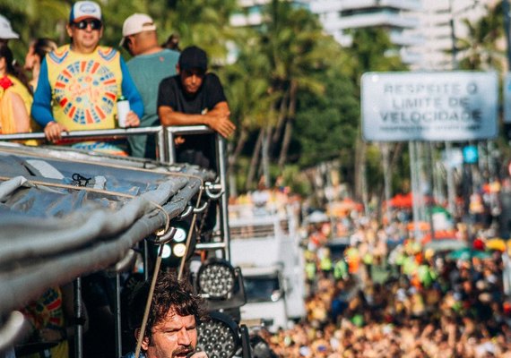 Bloco Caveira arrasta foliões e dá início às prévias de Carnaval