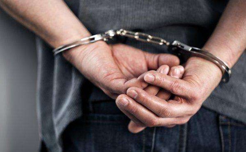 Suspeito de esfaquear ex-companheira é preso ao procurar saber da vítima em delegacia