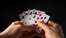 Discussão em jogo de baralho termina com três esfaqueados em Porto Real do Colégio