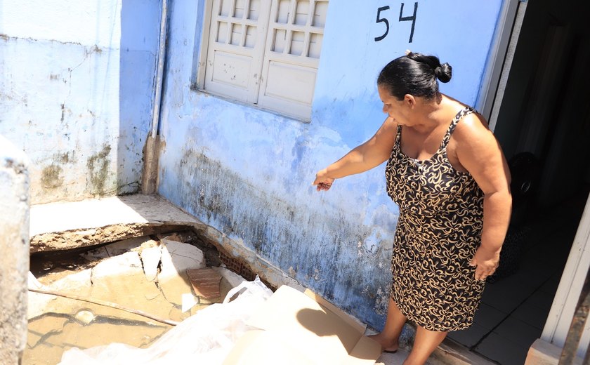 Água mina e abre crateras em residências na Chã da Jaqueira