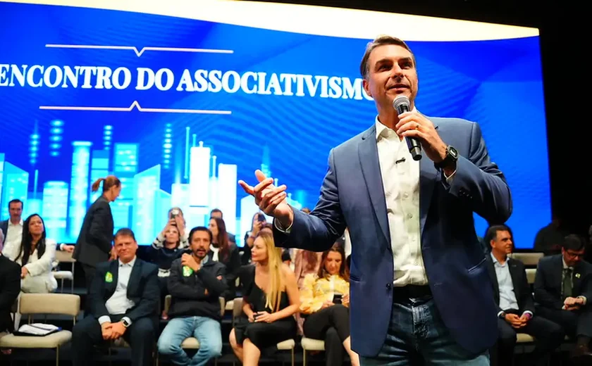 Flávio Bolsonaro faz visita ao pai em prisão domiciliar e recebe apoios em São Paulo