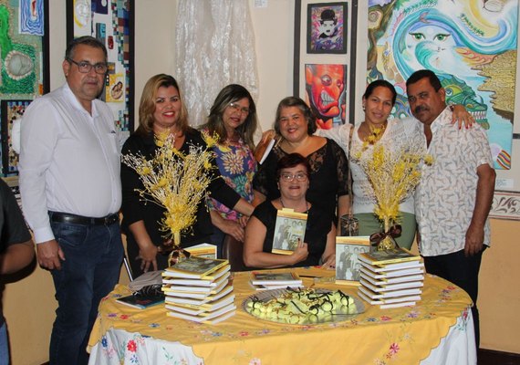Jornalista Olívia de Cássia lança livro de memórias Mosaicos do Tempo