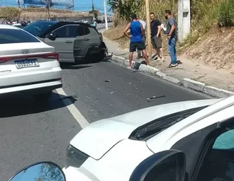 Acidente entre quatro carros provoca congestionamento na Leste-Oeste, em Maceió
