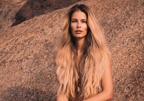 Yasmin Brunet mostra sensualidade em foto de maiô