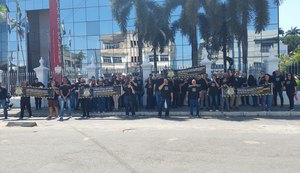 Servidores da Polícia Científica fazem protesto em frente ao palácio República dos Palmares