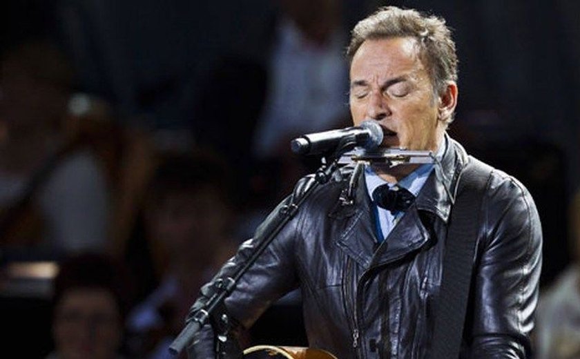 Bruce Springsteen canta em protesto contra Trump e o chama de 'vigarista'