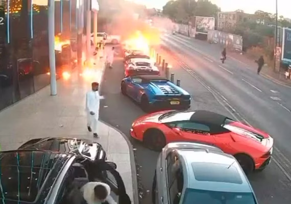 Carros de luxo são incendiados com coquetéis molotov no Reino Unido