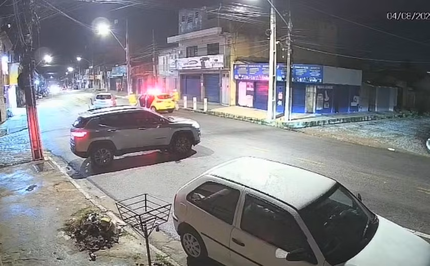 Perseguição policial no Jacintinho termina com uma colisão e um suspeito de assaltar casal preso