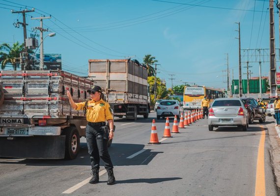 Trânsito na Avenida Gustavo Paiva é modificado nesta terça para obra em rede elétrica