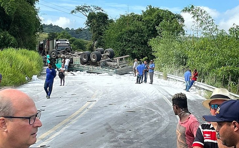 Três pessoas ficam feridas após acidente entre caminhão e carro em Joaquim Gomes