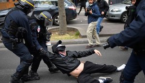 Presidente recém-eleito enfrenta primeiro protesto contra reformas em Paris