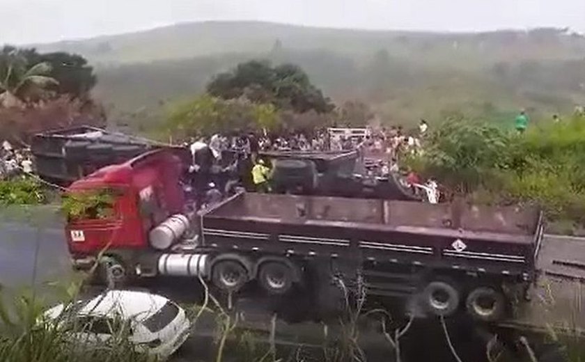 Carreta com carga de suco tomba e é saqueada no interior de Alagoas