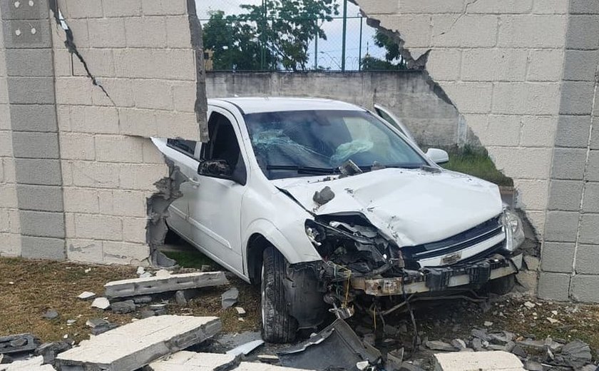 Carro derruba muro de condomínio no Antares
