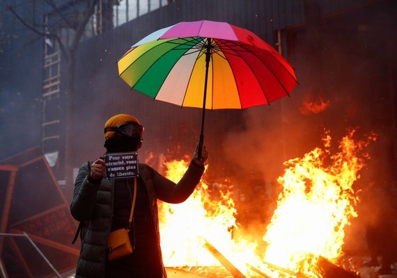 Manifestantes protestam contra brutalidade policial e política de segurança em Paris