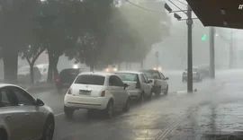 Ciclone causa danos em dez municípios gaúchos e 200 mil ficam sem luz