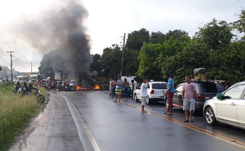 AL 101 Norte já foi desbloqueada por manifestantes na Barra de Santo Antônio