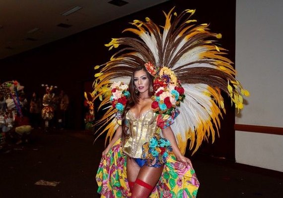 Panicat Wendy Tavares desfila com namorado: 'Sem ciúmes'