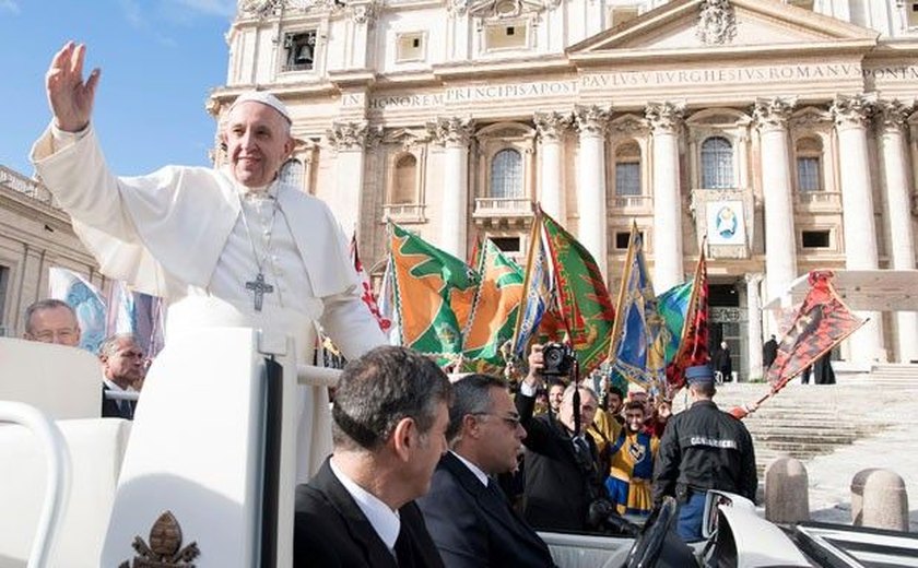 Papa pede que não haja exclusão de ninguém por raça, cultura ou religião