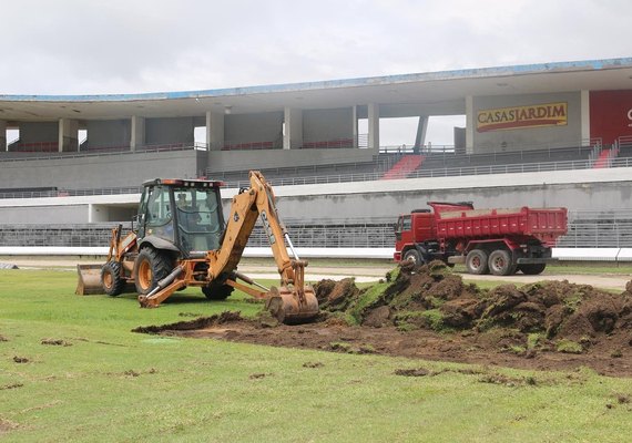 Selaj inicia obras para instalação de nova drenagem, irrigação e gramado do Estádio Rei Pelé
