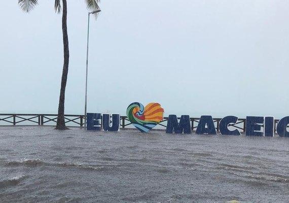 Chuvas fortes durante toda a quinta-feira deixam Maceió embaixo d’água