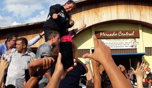 Bolsonaro: 'O que torna mulher tão forte quanto homem é arma na cintura dela'