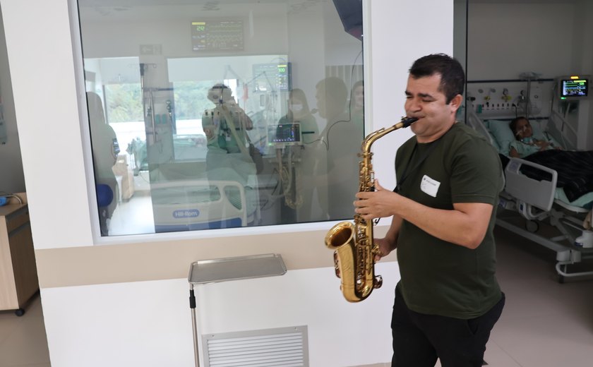Música e afeto marcam homenagem a pacientes idosos na Semana dos Avós