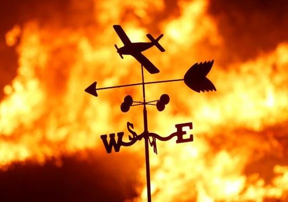 Ventos atiçam incêndios florestais na Califórnia e obrigam retiradas em massa