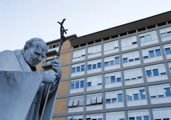 Papa Francisco passou dia sem novas crises respiratórias, diz Vaticano