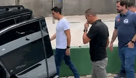 Após fugir de entrevista, JHC se esconde em carro para não falar com a imprensa