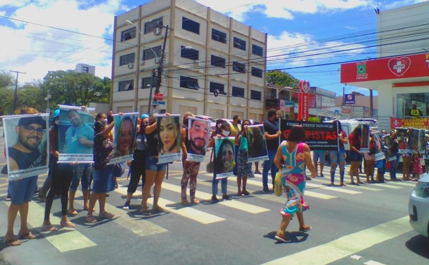 Vítimas do golpe da casa própria protestam na Avenida Fernandes Lima