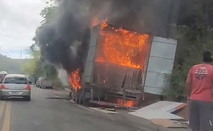 Carreta pega fogo em Joaquim Gomes