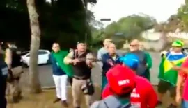 PM aponta arma para apoiadores de Lula em Juiz de Fora