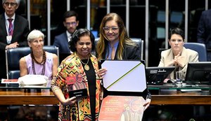 Valdice Gomes é homenageada com a Comenda Senador Abdias Nascimento no Senado