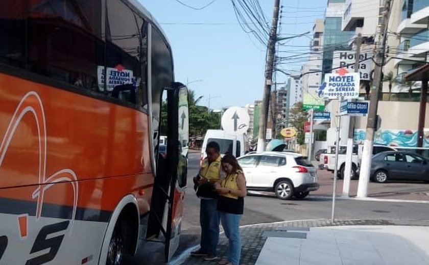 Fiscalização verifica situação de vans e ônibus de turismo na orla de Maceió
