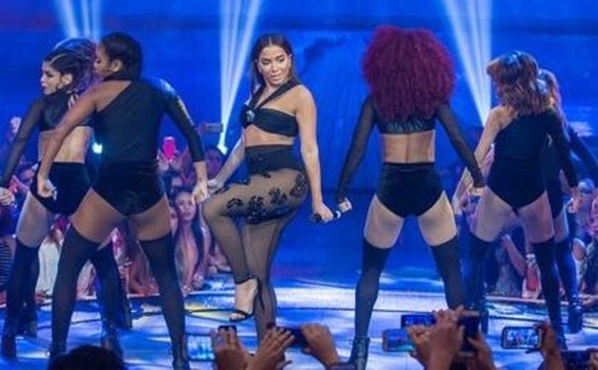 Bailarina processa Anitta após ser demitida por discussão em show