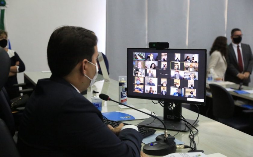 Vereadores eleitos de Maceió tomam posse e escolhem mesa diretora para biênio 2021-2022