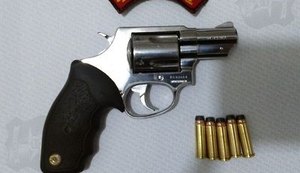 Idoso de 71 anos é detido com arma de fogo no bairro do Farol