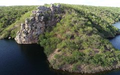 Imagem mostrando a Pedra do Gavião e seu terreno adjacente em Piranhas