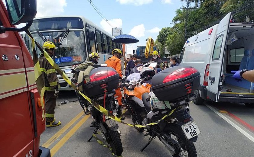 Motociclista que ficou imprensado com a esposa em acidente envolvendo caminhão guindaste e ônibus teve braço amputado