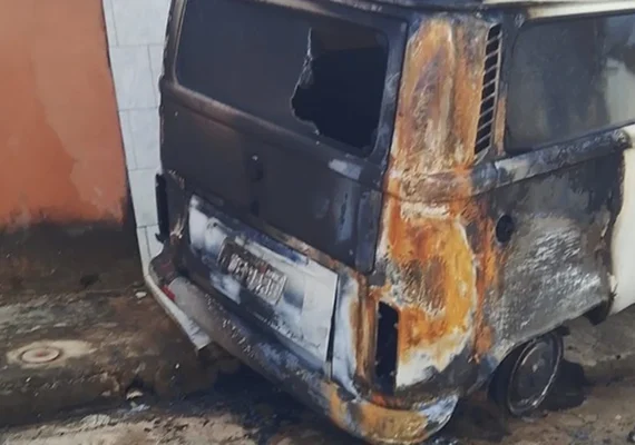 Kombi fica em chamas na madrugada em Palmeira dos Índios