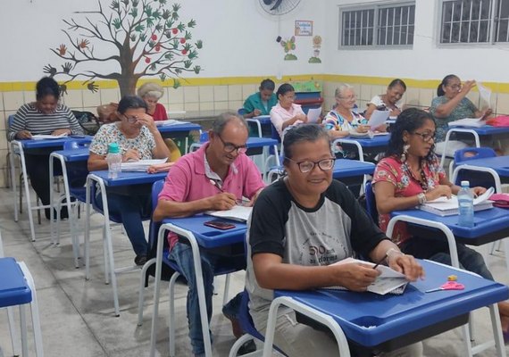 Estudantes do ensino de Jovens, Adultos e Idosos participam de avaliação de aprendizagem