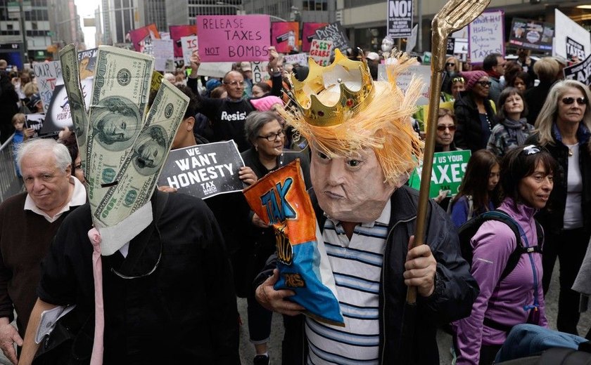 Protestos nos EUA exigem que Trump divulgue declaração do imposto de renda