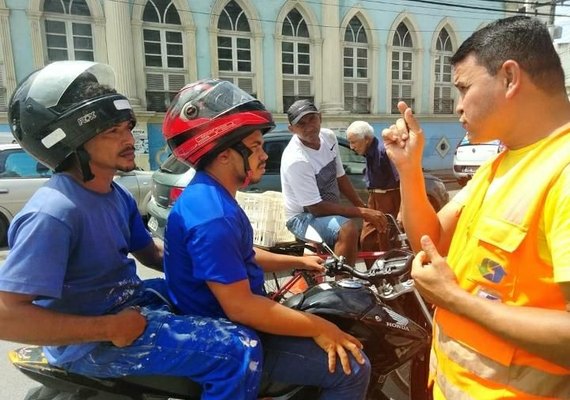 Equipe da SMTT realiza blitz educativa é no Centro de Maceió