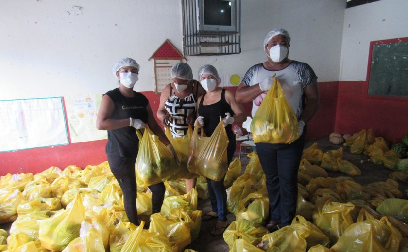 Educação entrega kits de alimentação para alunos da Escola Municipal Barão de Penedo