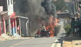Ônibus pega fogo em via pública no interior de Alagoas