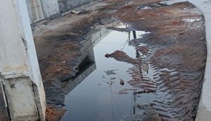 Esgoto extravasa após falha em elevatória da BRK no Centro