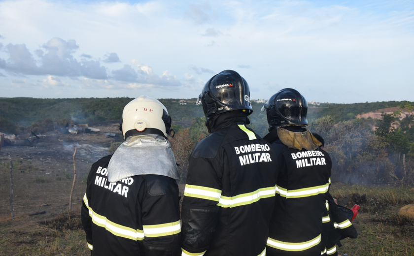 Vegetação em terreno baldio pega fogo próximo a residências