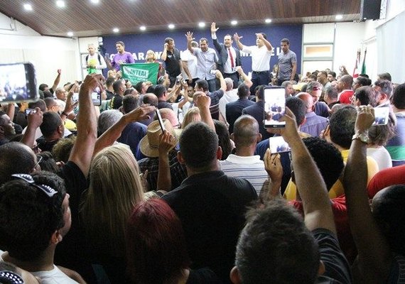 Servidores de Maceió ocupam Câmara Municipal em protesto contra PLs da Prefeitura