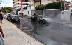 Carro é destruído por incêndio na Mangabeiras 7